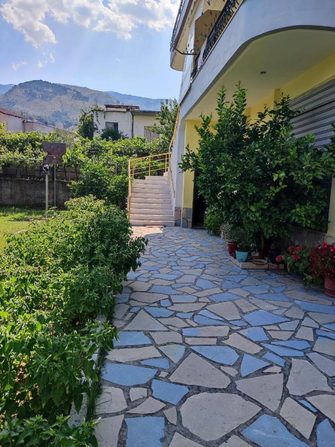 Cheerful 2 Bedroom Villa With Free Parking. Gjirokastër Eksteriør billede